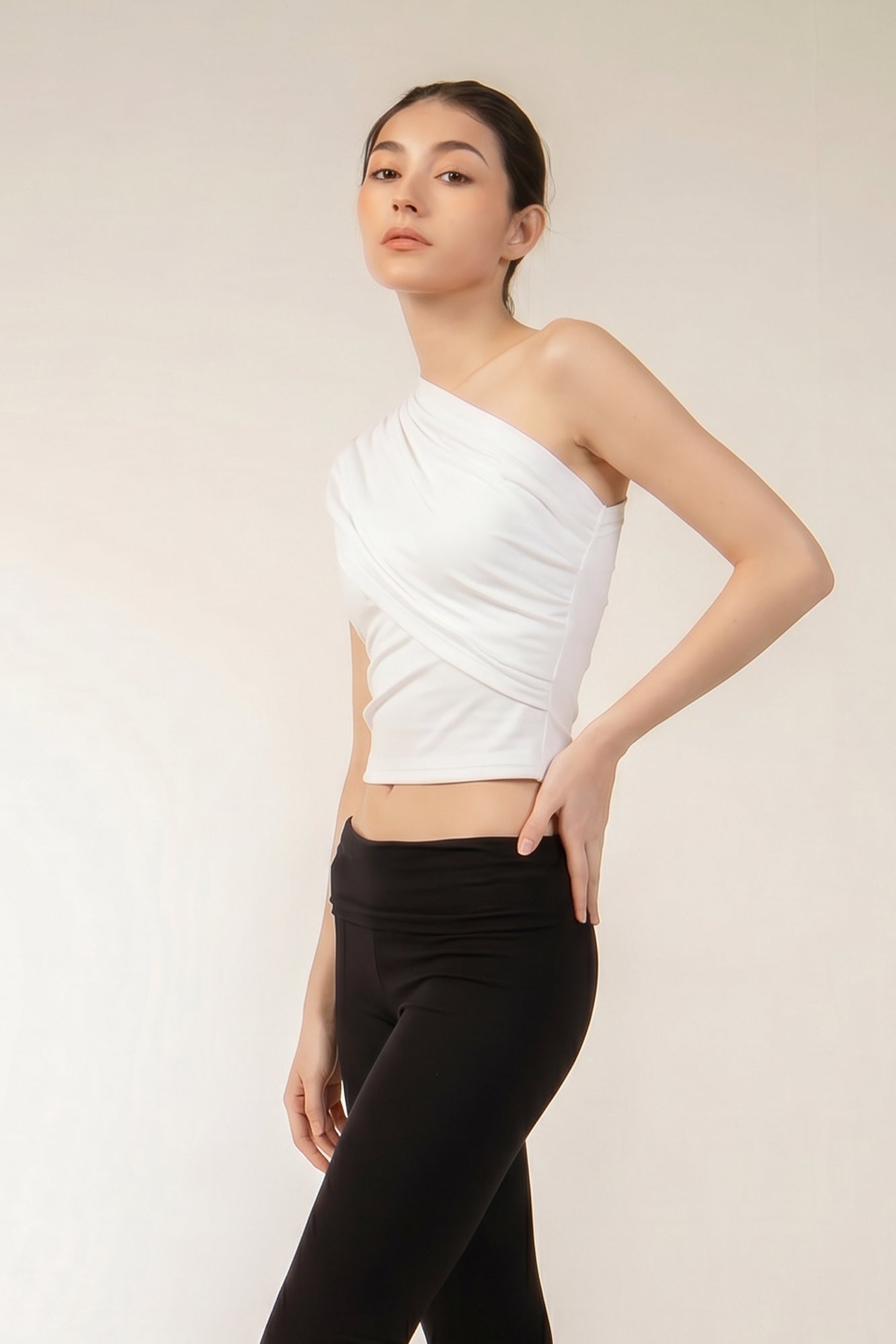 ARELLA Cape in White