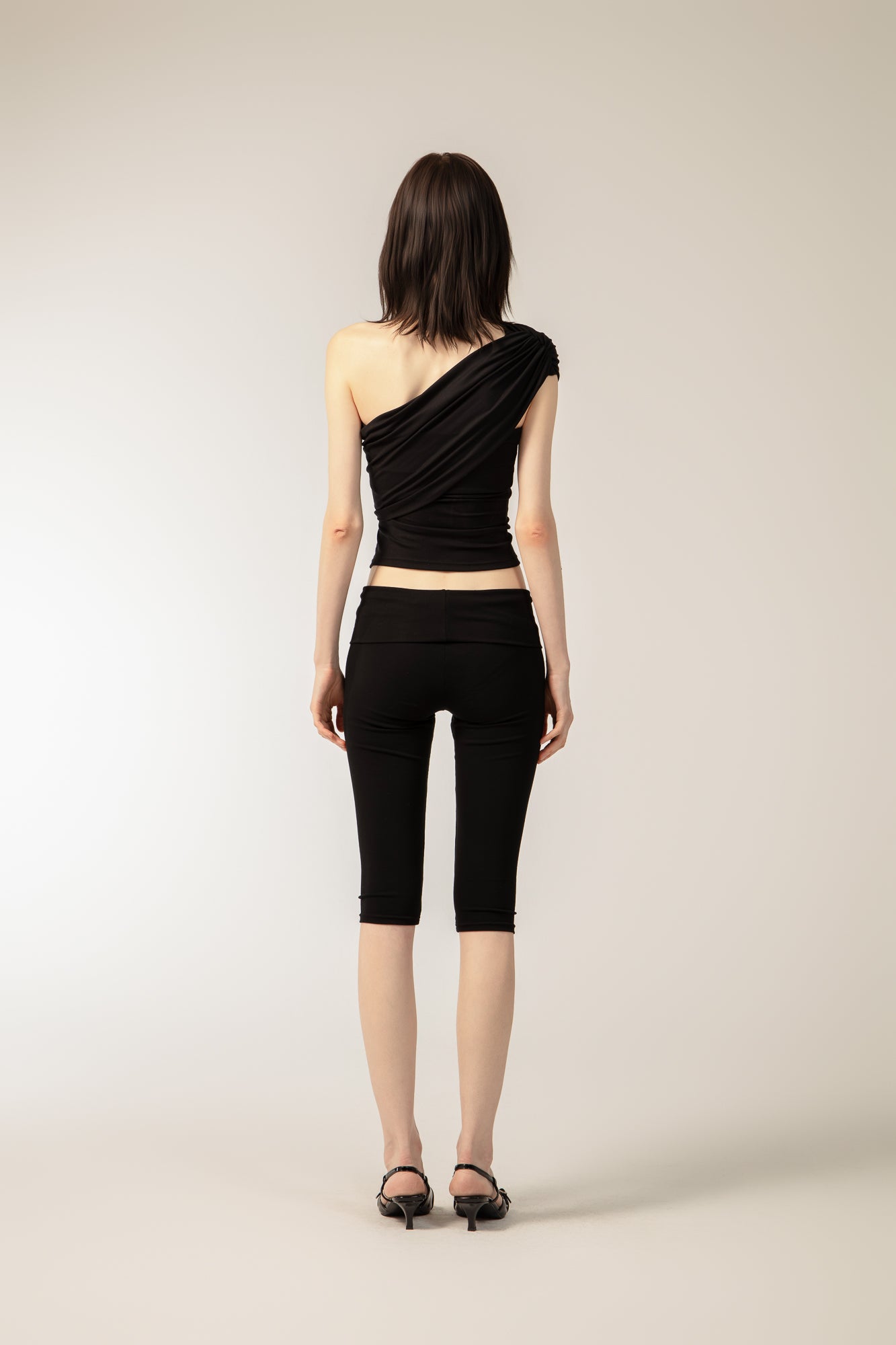 ELLA Capri in Black