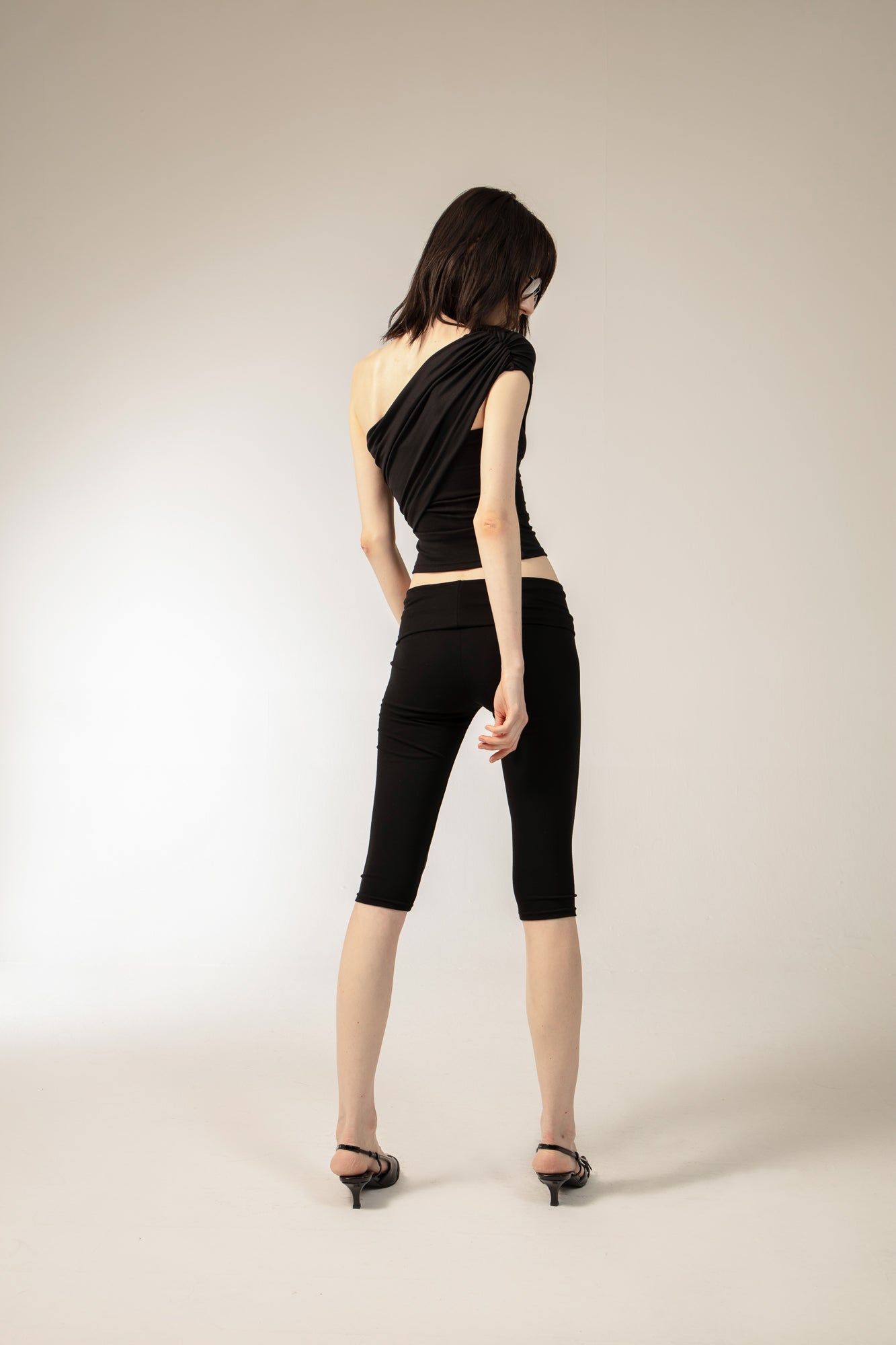 ELLA Capri in Black