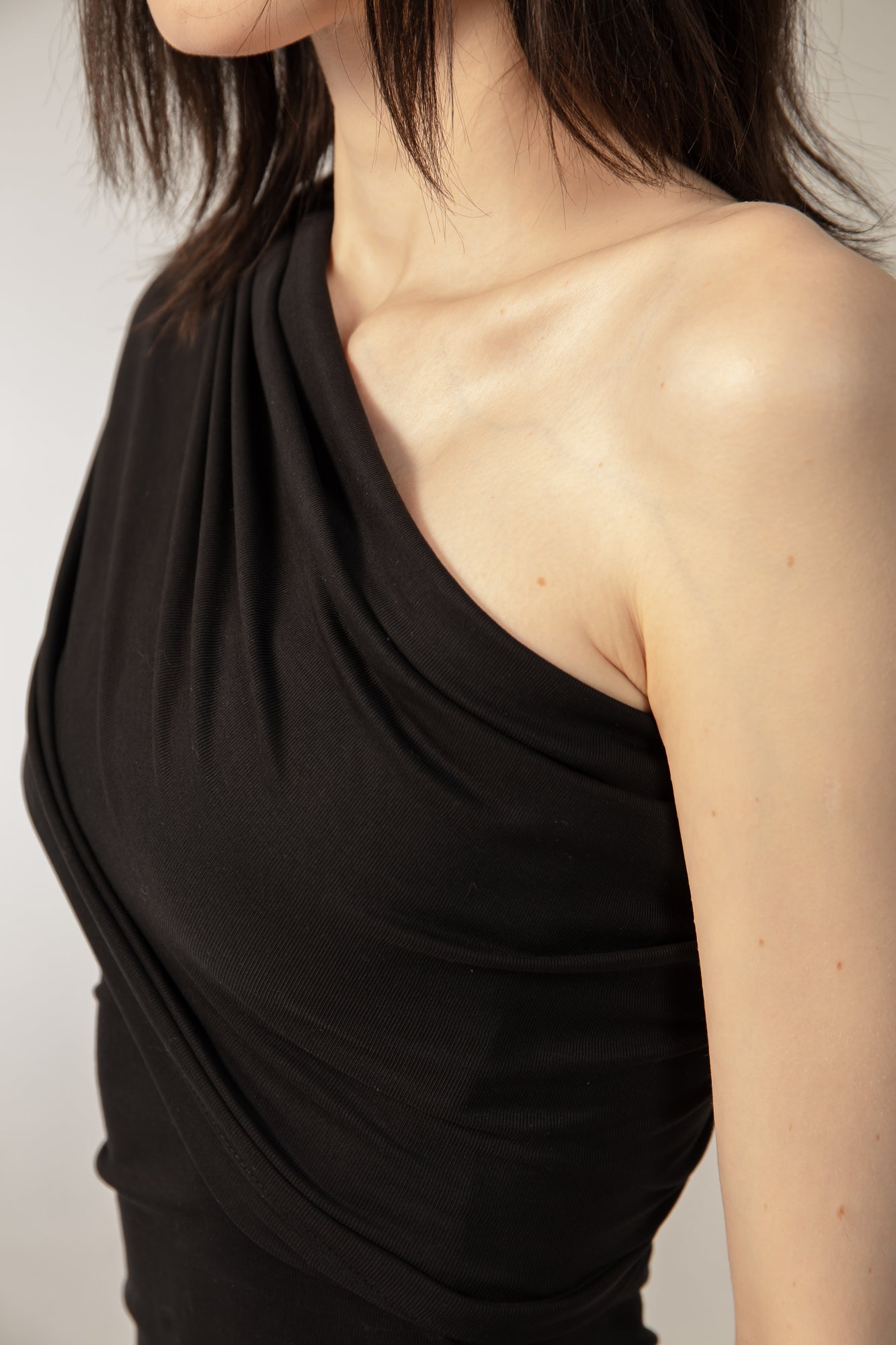 ARELLA Cape in Black